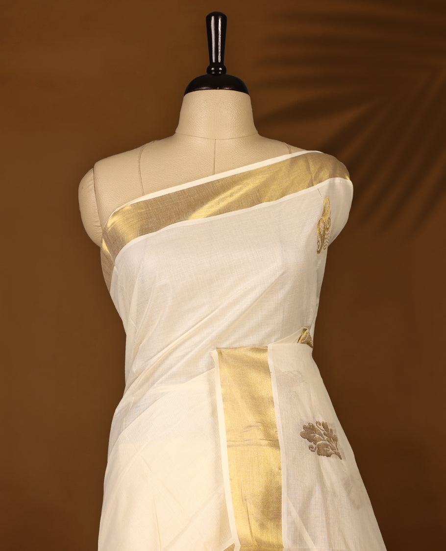 Elegant off white colour cotton Kerala saree featuring Gold zari Traditional motifs on body, traditional golden zari kasavu border & Rich Pallu offering a classic and graceful look, paired with a matching blouse.