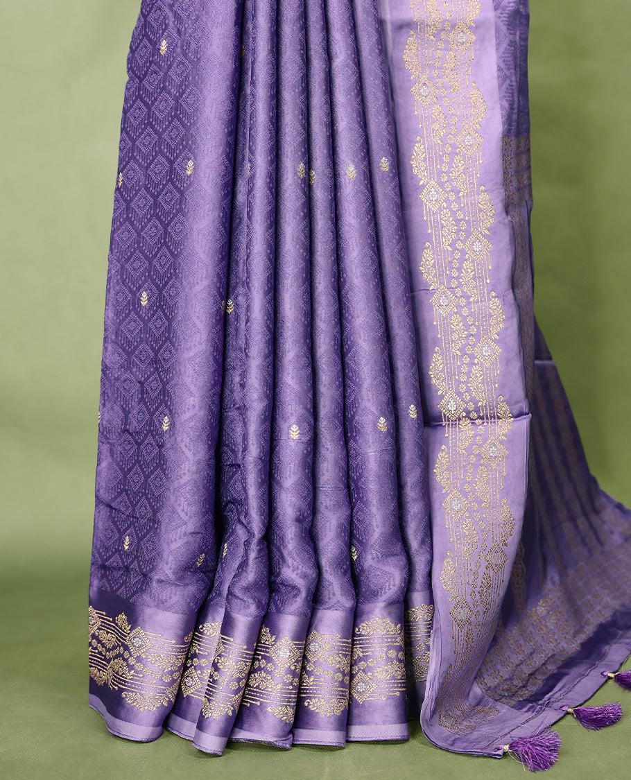Pastel Purple colour pure Banaras crepe saree showcases elegant Gold & Silver zari Motifs all over the body, a traditional gold & Silver zari border, a rich intricately woven pallu, and comes with a matching blouse.