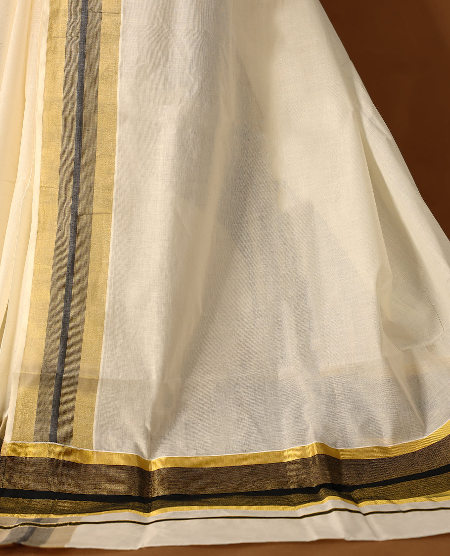 Elegant off white colour cotton Kerala saree featuring Plain body, Black colour & golden zari kasavu border offering a classic and graceful look, paired with a matching blouse.
