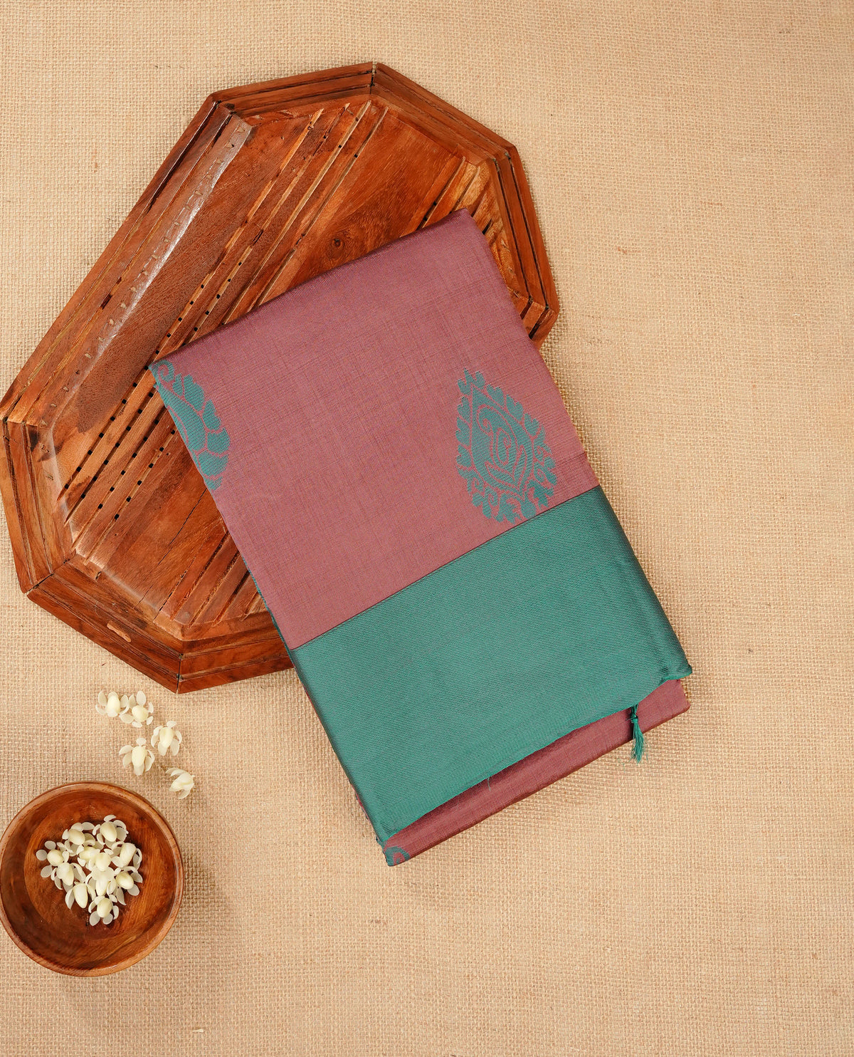 Dusty onion colour silk cotton saree featuring aqua green colour thread motifs on body thread detiled contrast borders & pallu, comes with matching blouse piece