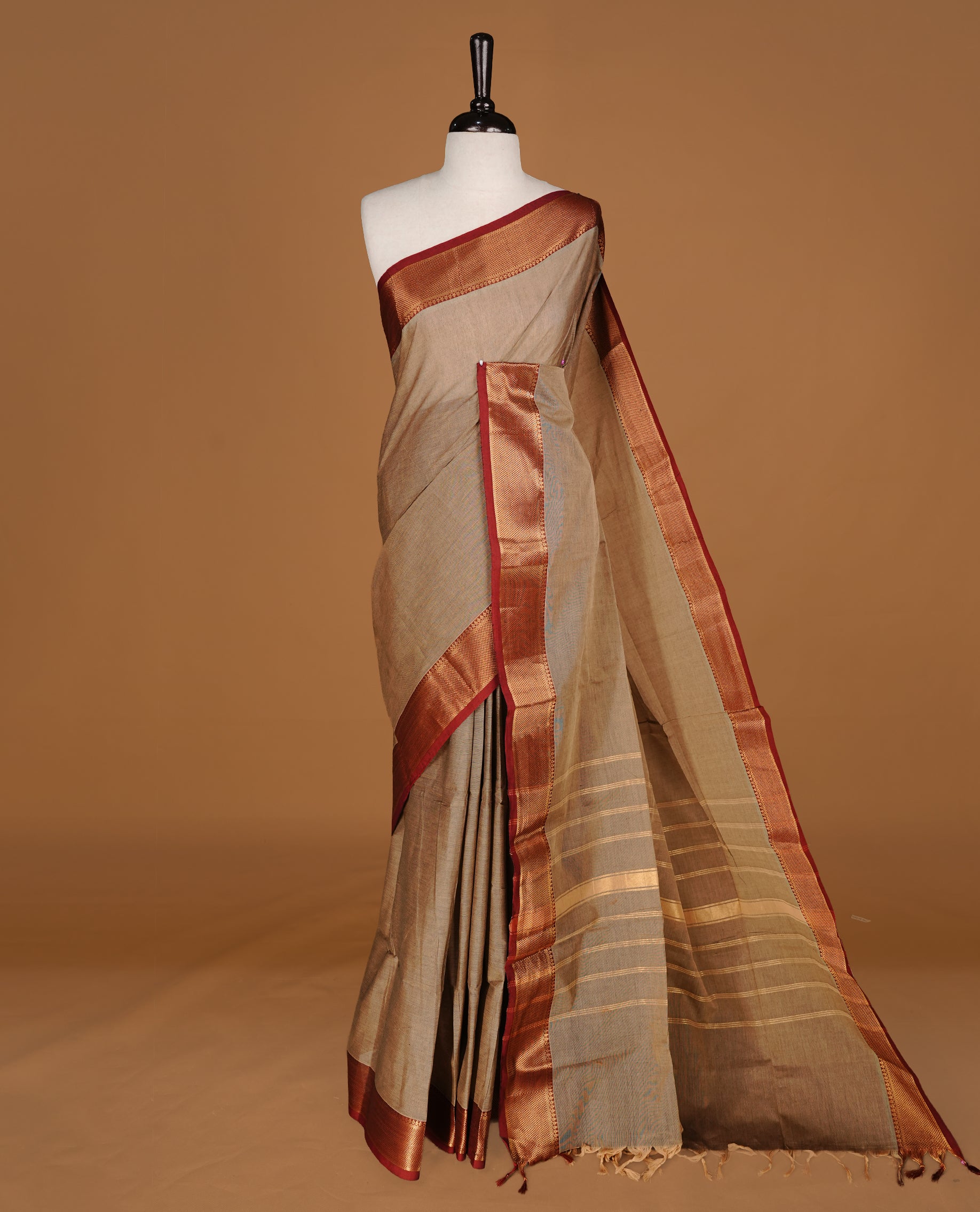 Greyish cream Colour Chettinad cotton saree featuring elegant plain body , complemented by contrast Maroon colour with traditional border, comes with matching blouse piece.