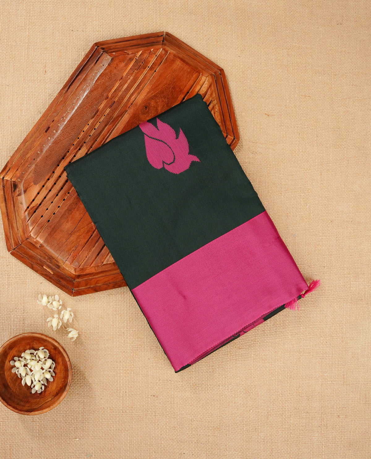 Dark green colour silk cotton saree featuring magenta colour thread motifs on body thread detiled contrast borders & pallu,comes with matching blouse piece