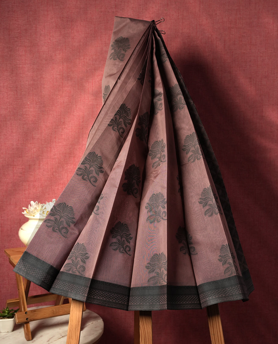 Mauve colour silk cotton saree featuring elegant floral zari motifs on the body, complemented by a rich contrast dark border and pallu with traditional woven detailing & Comes with a matching blouse piece.