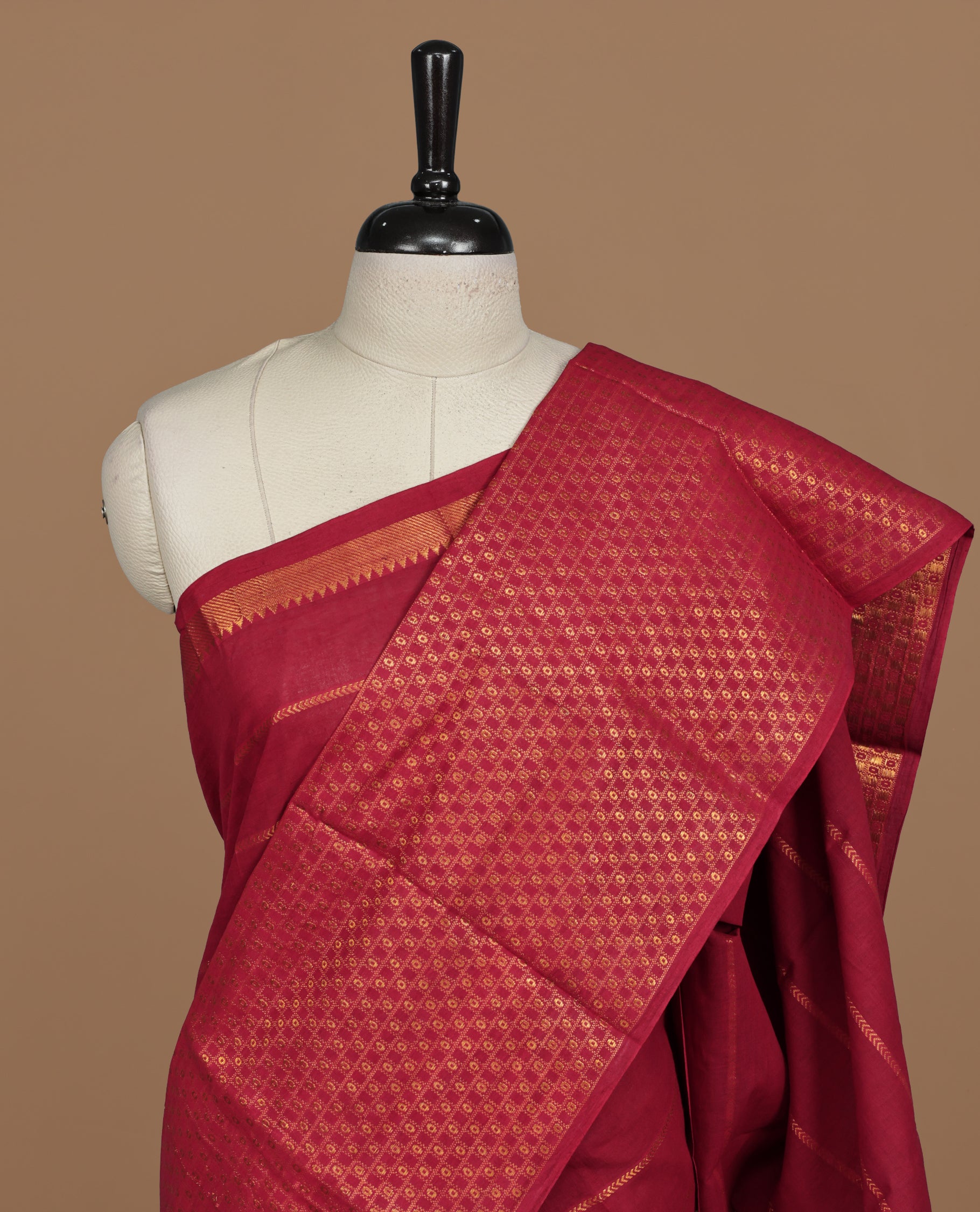 Maroon colour Sungudi cotton saree featuring Gold zari Stripes on body, Gold Small check zari on Self colour border, paired with matching blouse piece.