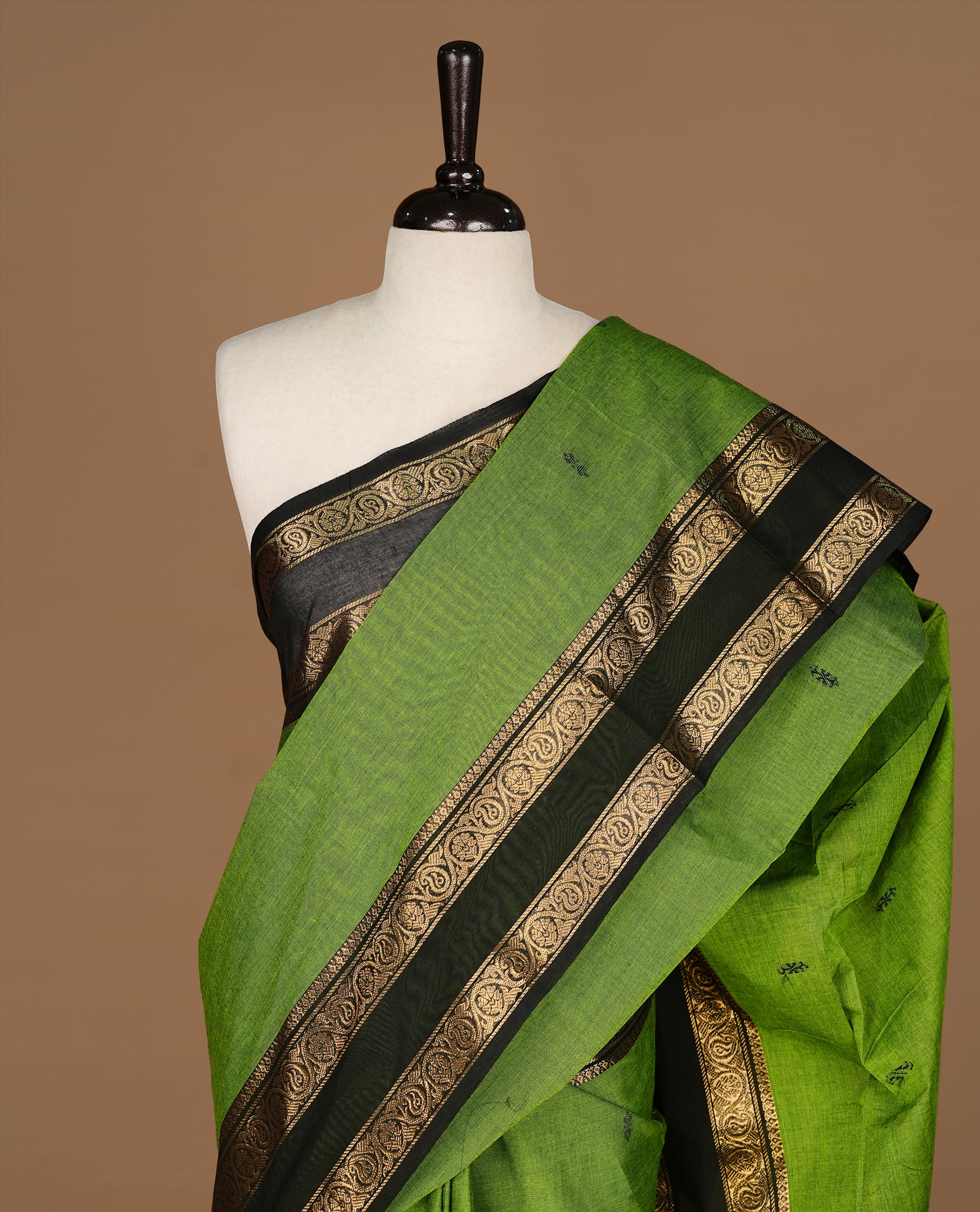 Green colour Chettinad cotton saree featuring motifs on body , complemented by contrast Black colour with zari border, comes with matching blouse piece.