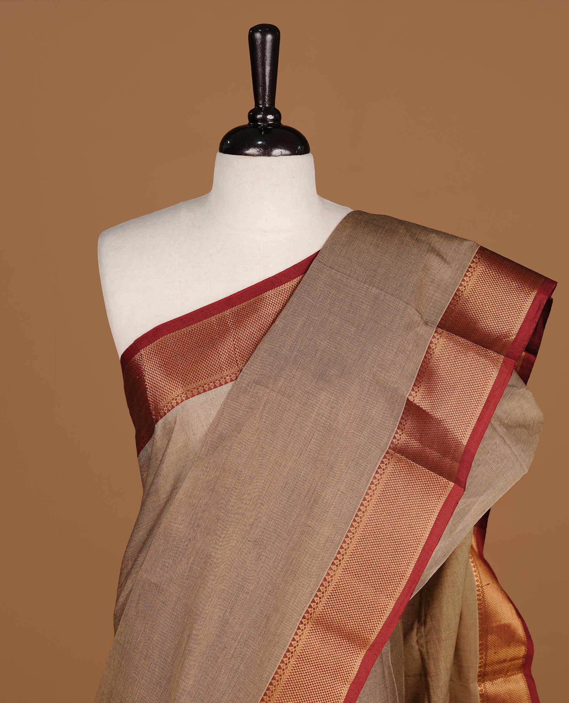 Greyish cream Colour Chettinad cotton saree featuring elegant plain body , complemented by contrast Maroon colour with traditional border, comes with matching blouse piece.
