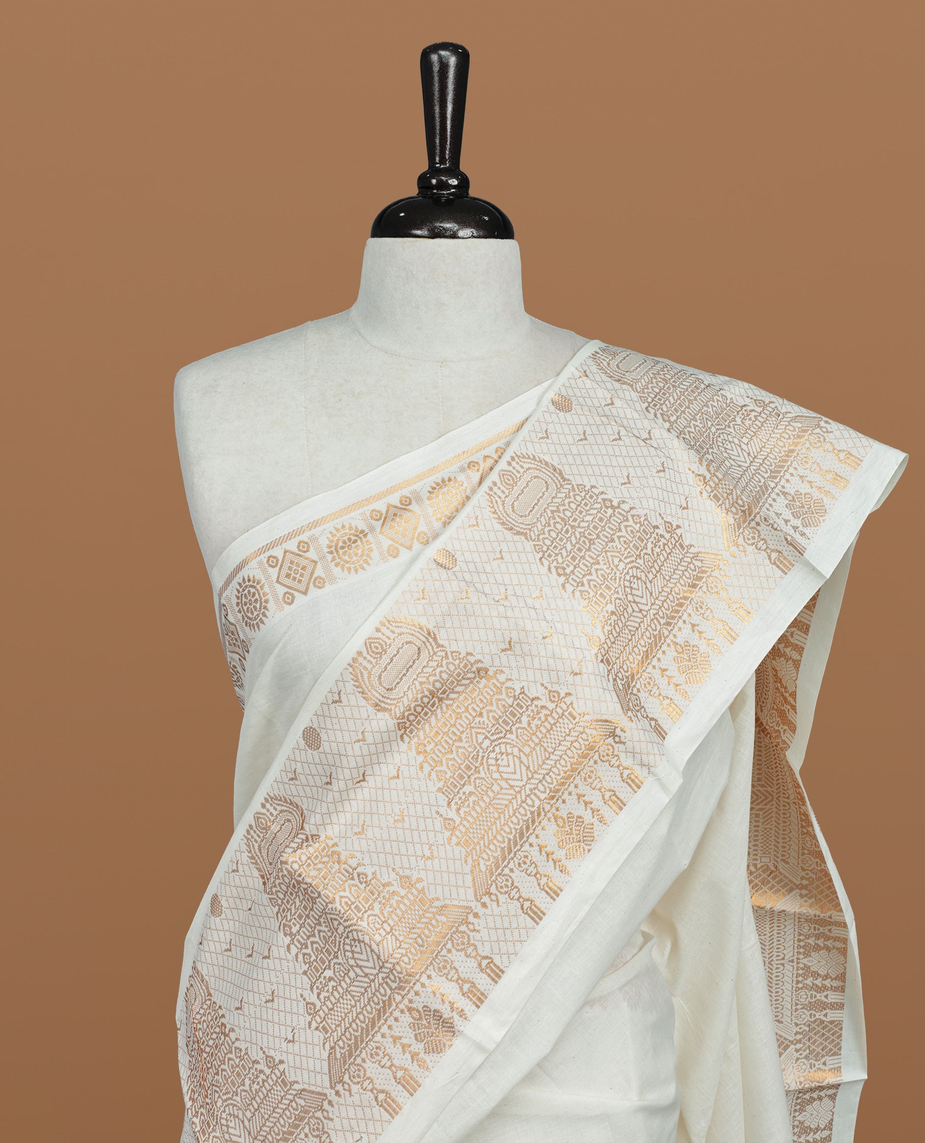 Off white colour Sungudi cotton saree featuring Elegant plain body, Gold zari temple design on Self colour border, paired with matching blouse piece.