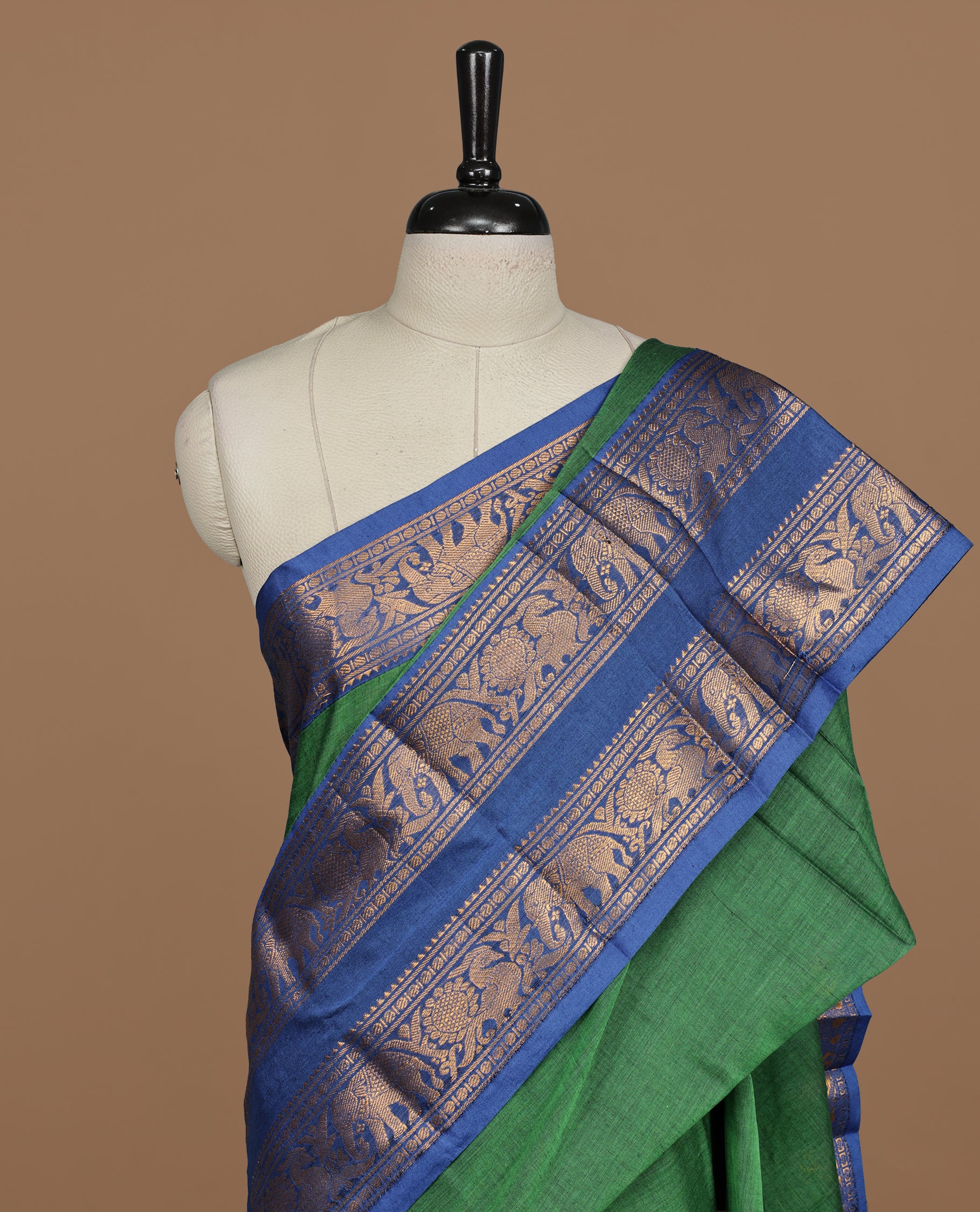 Green colour Sungudi cotton saree Featuring Elegant plain Body, complemented by Contrast Blue colour with cream zari border, paired with matching blouse piece.
