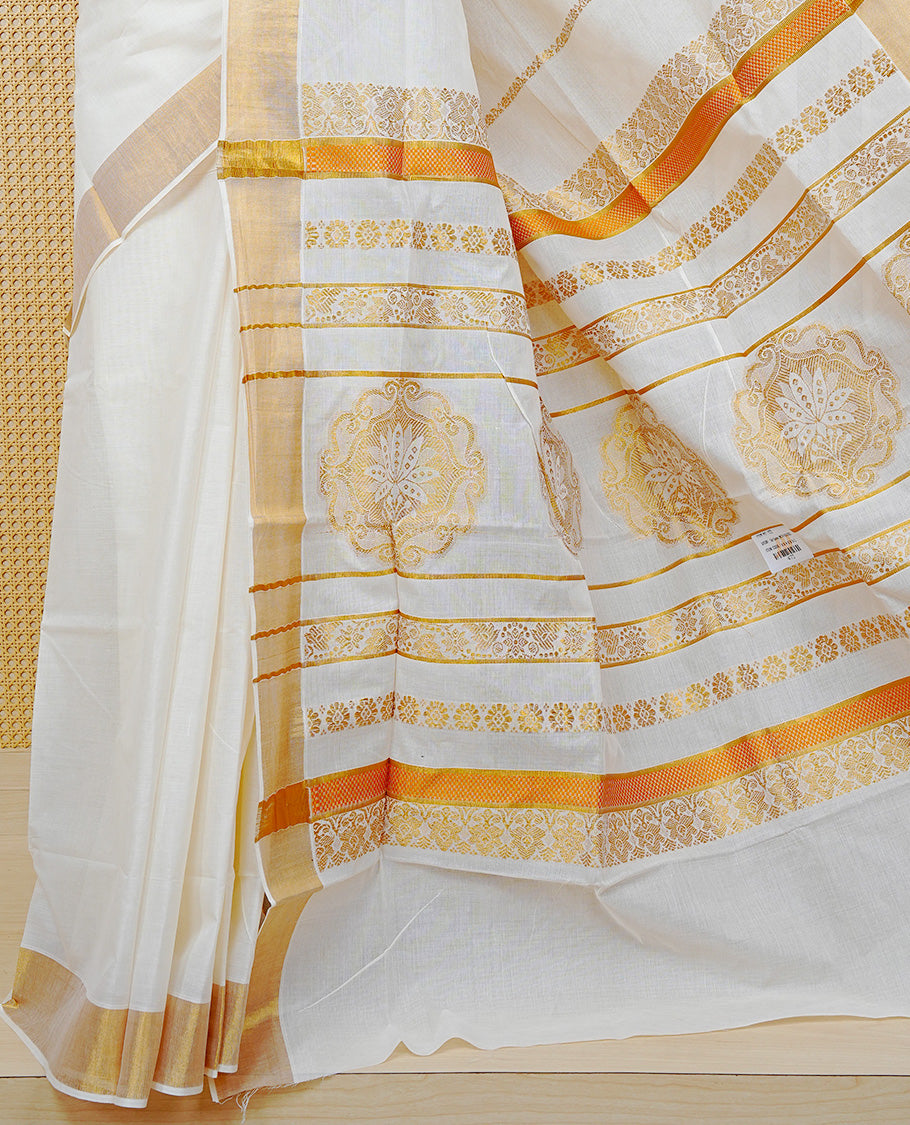 Cream Colour Cotton Kerala Saree Featuring an Elegant Plain Body, a Classy Gold Zari Border, and a Traditional Gold Zari Pallu with Maroon Accents, Paired with a Matching Blouse Piece.