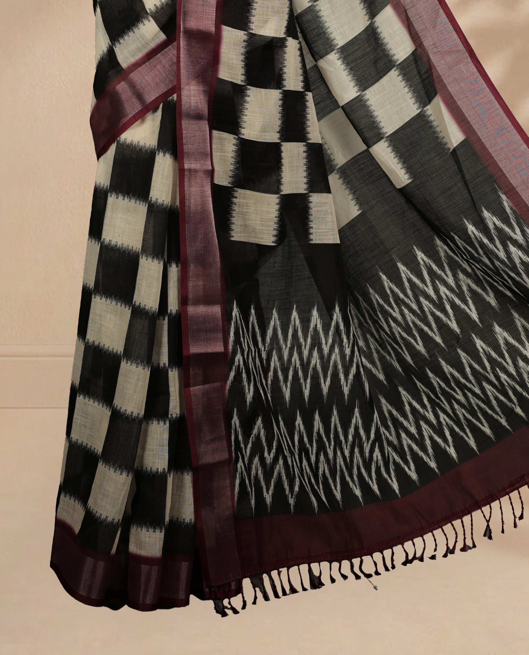 Black & White Colour Semi Linen saree featuring digital printed body, Complemented by Borderless finish, comes with matching blouse piece.