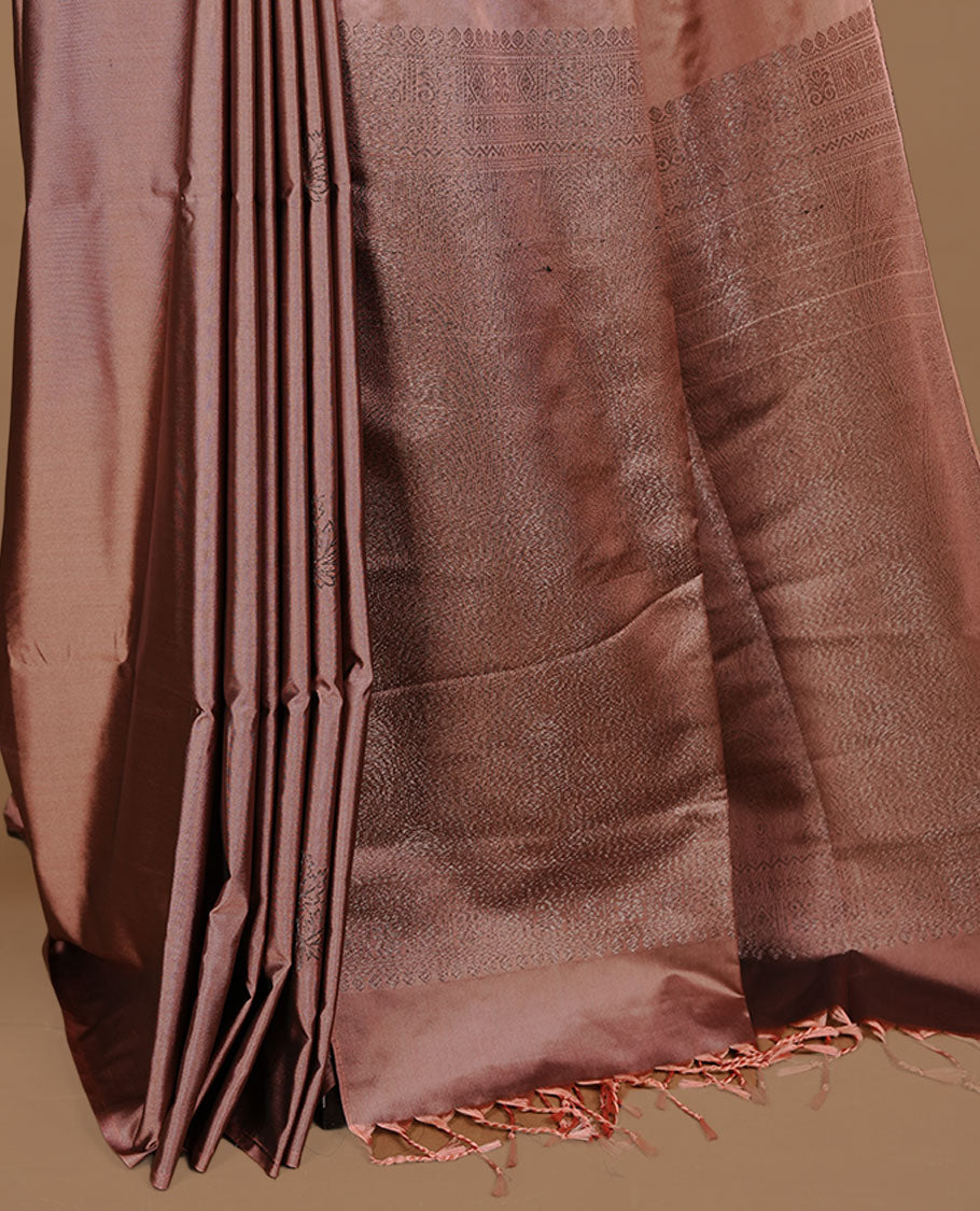 Dusty Cream soft silk saree features a sleek borderless design with intricate antique zari motifs, flowing into a seamless self colored pallu and a matching blouse piece.