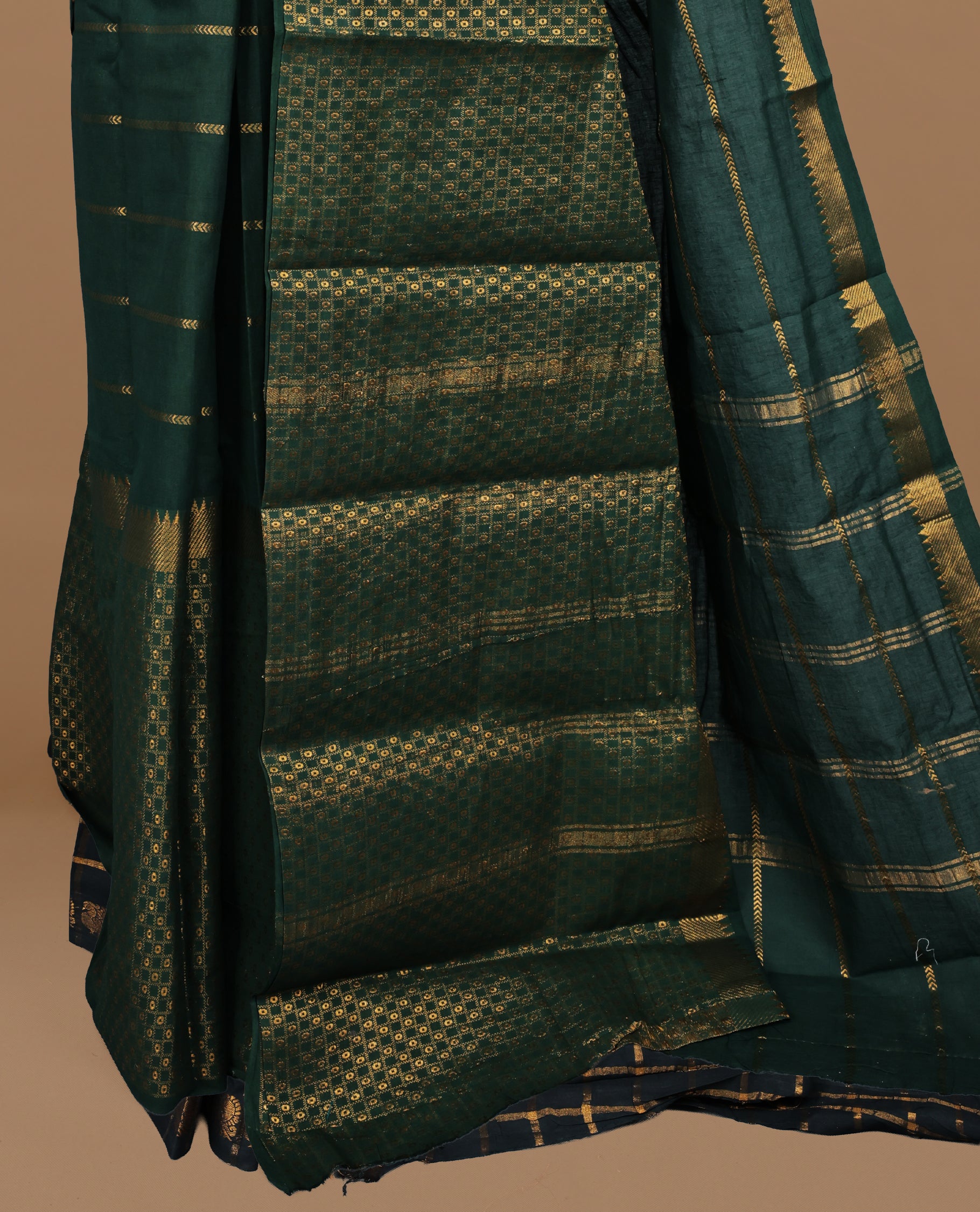 Green colour Sungudi cotton saree featuring Gold zari Stripes on body, Gold Small check zari on Self colour border, paired with matching blouse piece.