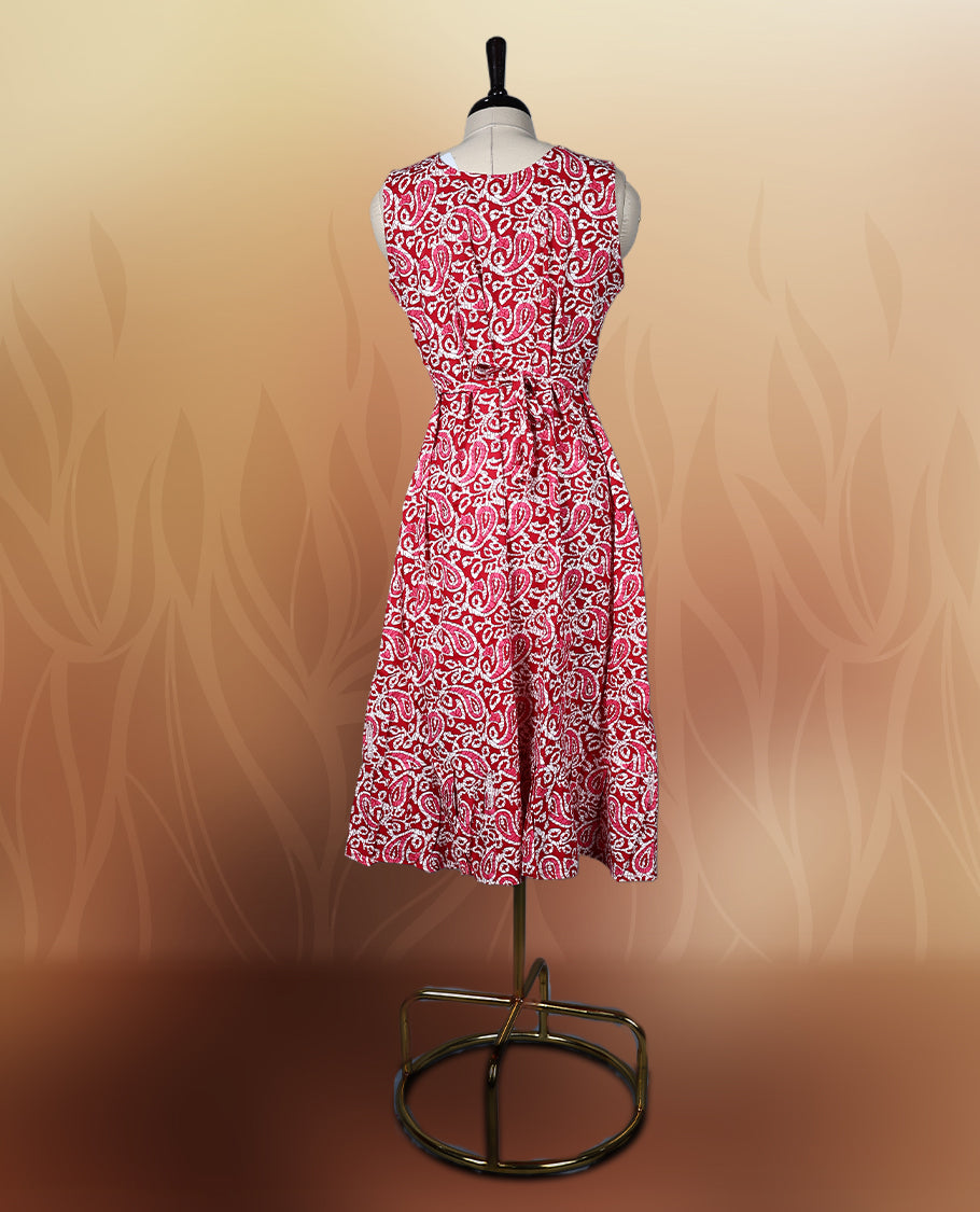 Maroon, peach & off white paisley print sleeveless nightwear with a flattering V neckline & Designed for comfort & style, this kurthi comes with matching fabric sleeves included for a versatile look.