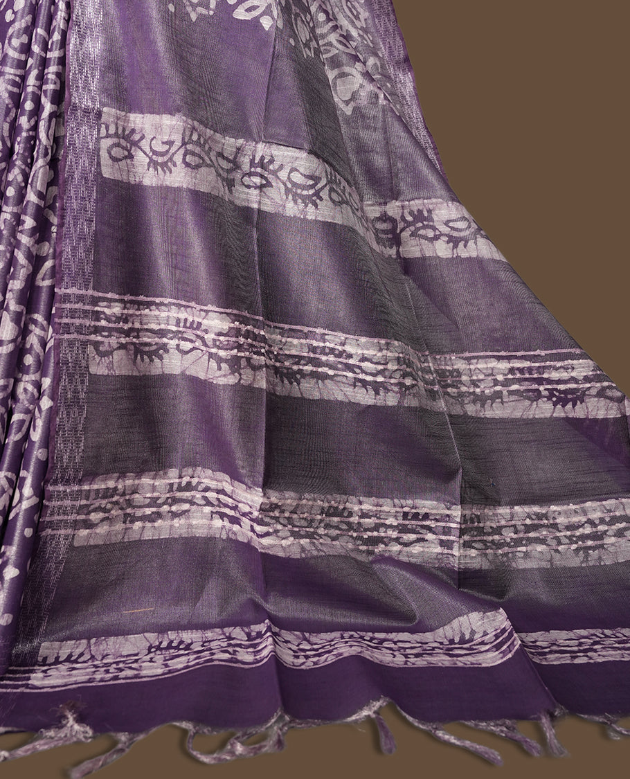 Lavender semi jute tissue saree adorned with elegant white floral motifs all over the body, paired with a beautifully woven pallu and patterned borders & Comes with a matching blouse piece.