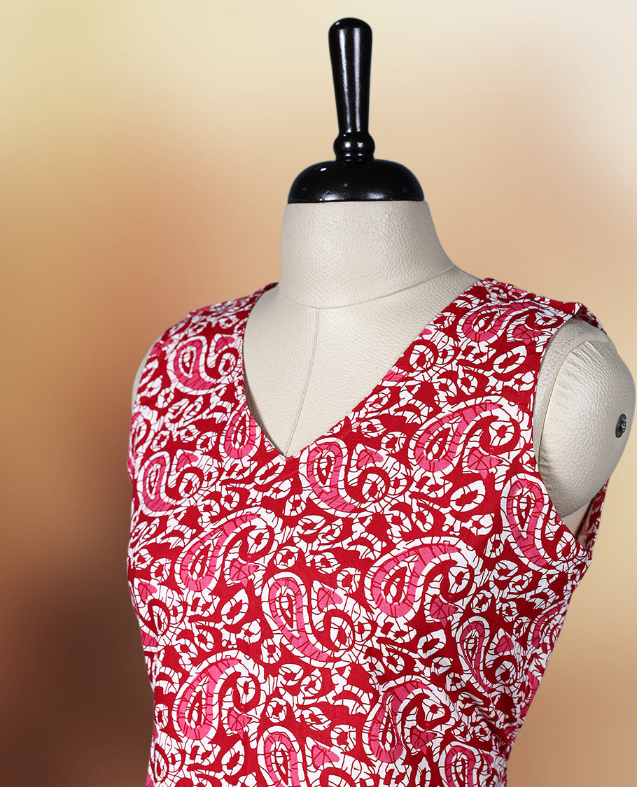 Maroon, peach & off white paisley print sleeveless nightwear with a flattering V neckline & Designed for comfort & style, this kurthi comes with matching fabric sleeves included for a versatile look.