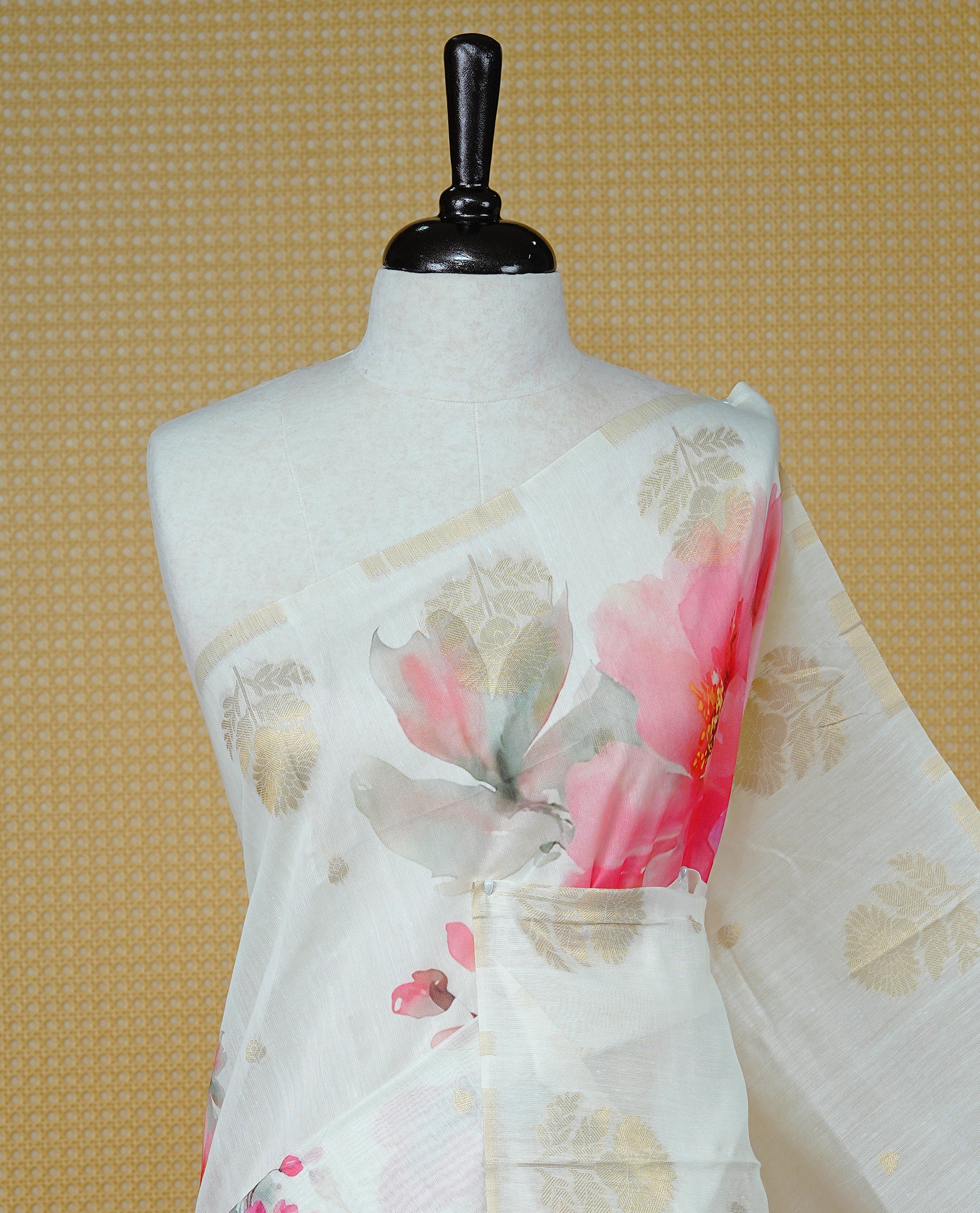 Cream colour Kerala saree featuring Light Gold Zari pattern & pink floral printed body, enrich by zari Border, pallu ,comes with matching blouse piece.
