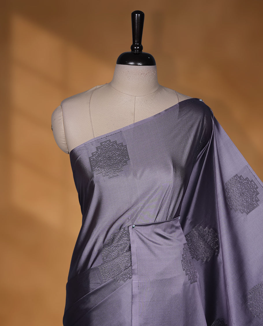Lavender colour soft silk saree featuring Antique zari motifs on body with Highlighting contrast Pink colour pallu and paired with matching blouse piece.
