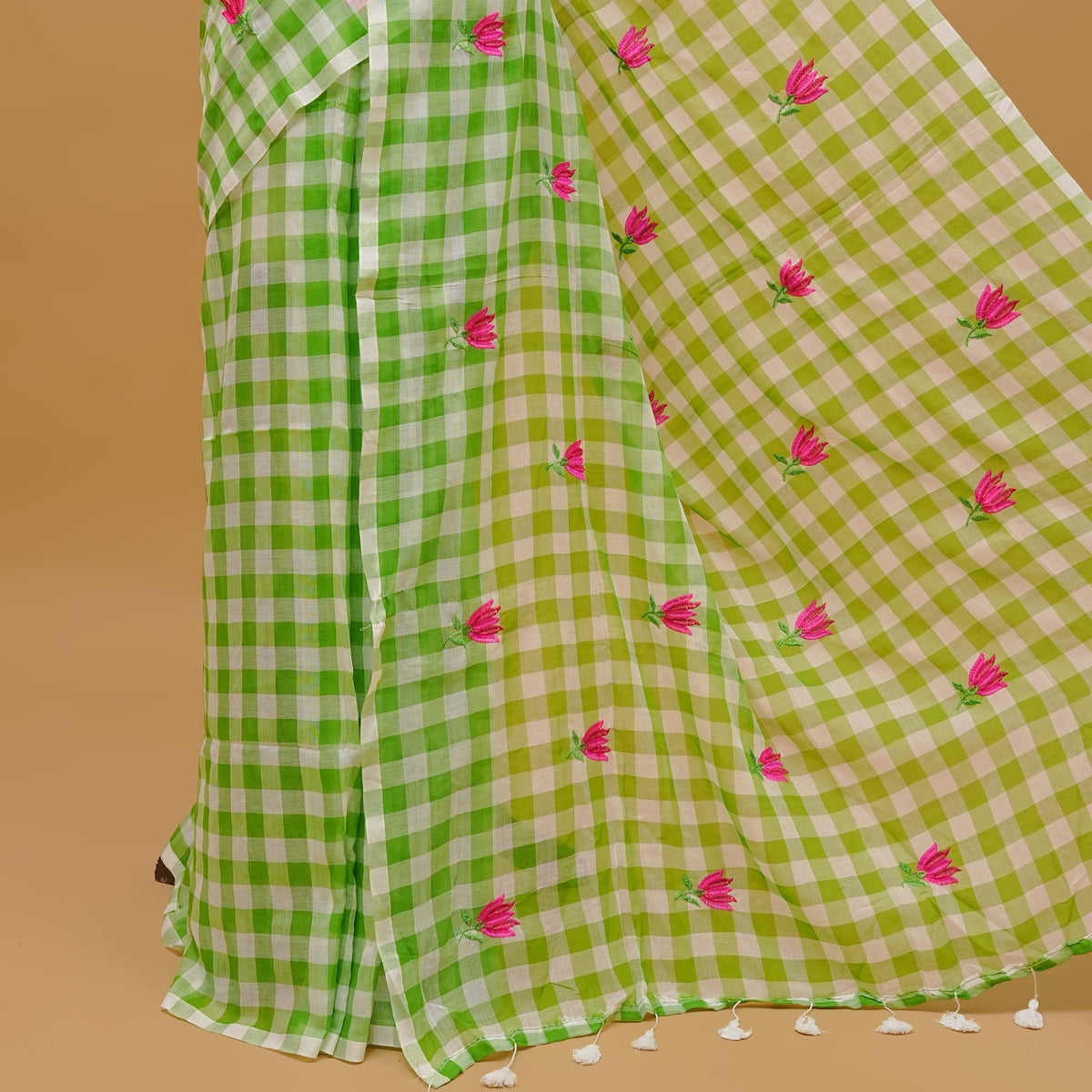 Green and White colour mul cotton saree
