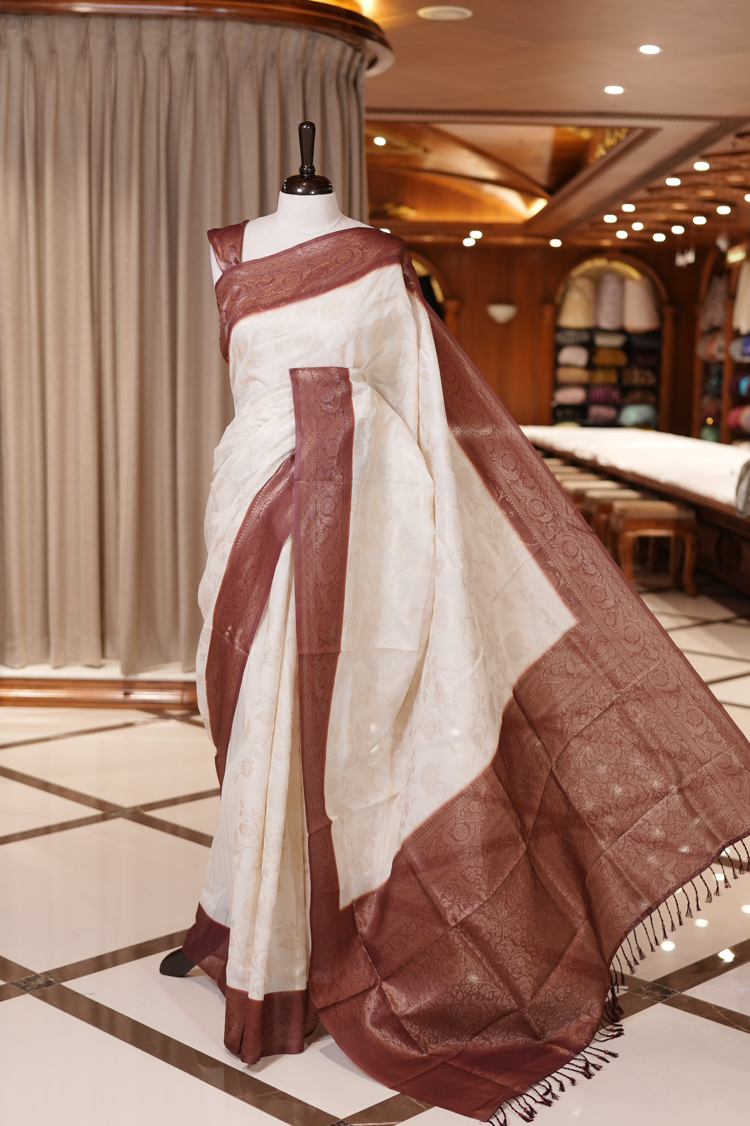 MAROON AND WHITE COLOUR SEMI KATHAN SILK SAREE WITH GOLD ZARI FLORAL KODI DESIGN ON BODY AND CONTRAST BORDER AND PALLU, PAIRED WITH MATCHING BLOUSE