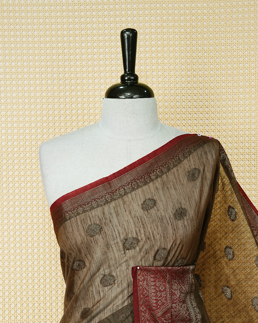 Light chocolate colour semi linen saree thread motifs on body, contrast light red colour gold zari border, rich pallu comes with matching blouse piece