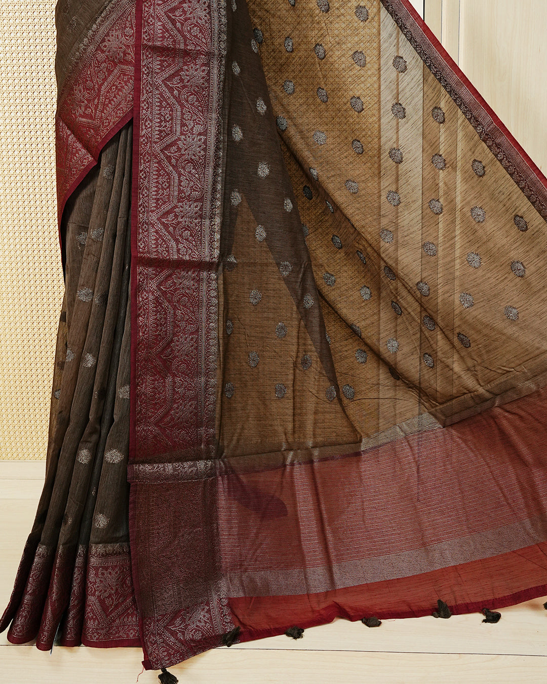 Light chocolate colour semi linen saree thread motifs on body, contrast light red colour gold zari border, rich pallu comes with matching blouse piece
