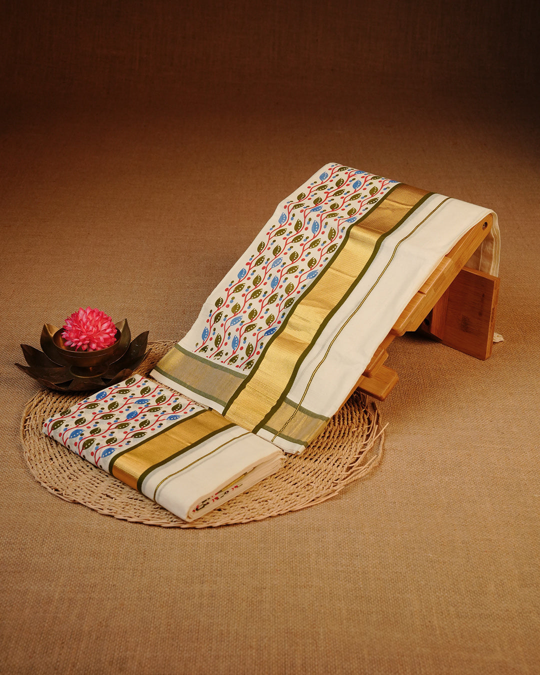 Cream colour Cotton set mundu features a Plain body accented by a Gold with Multicolour Kodi pattern on border.