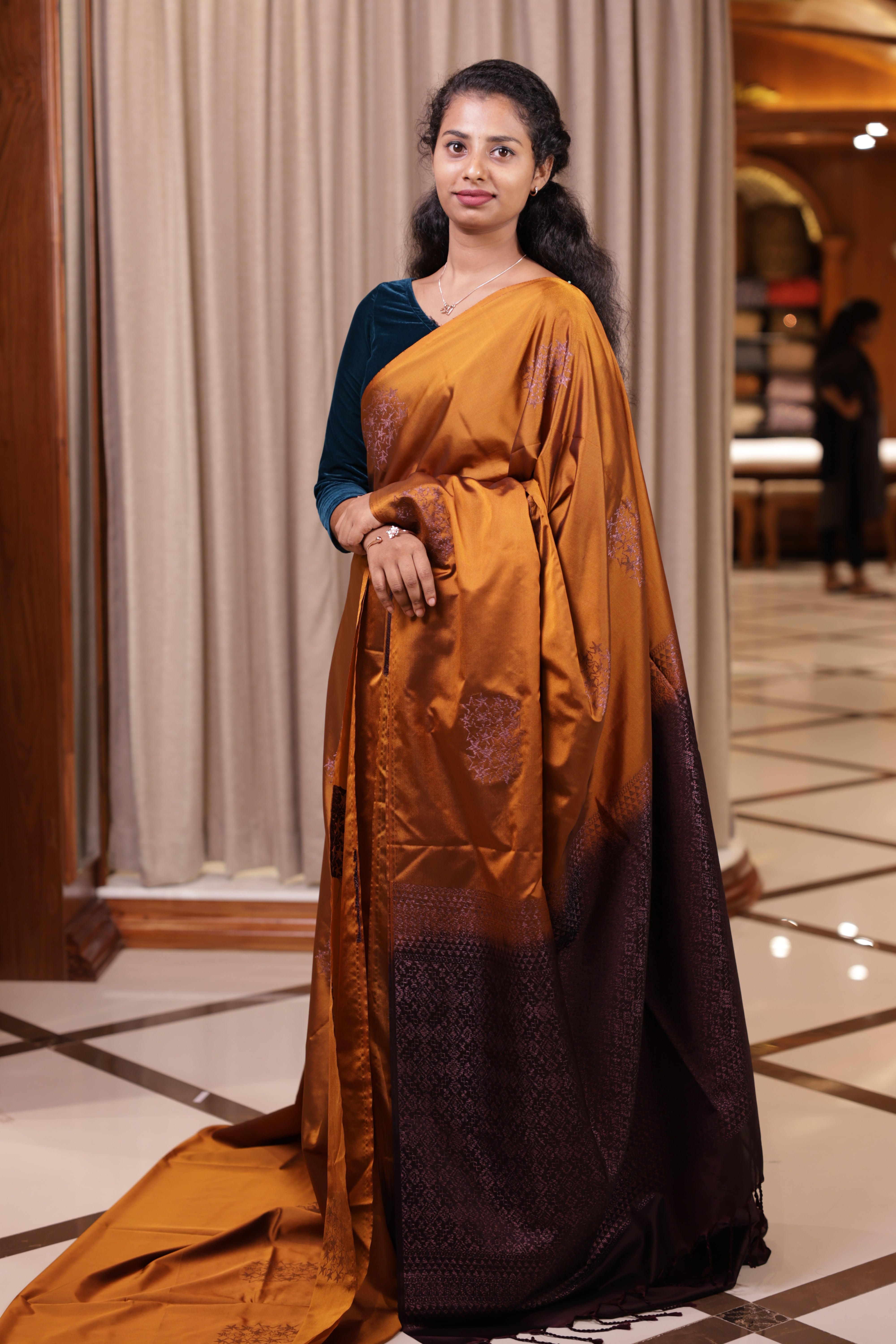 Mustard colour Soft semi silk Palavarna Pattu saree adorned with metallic zari design in self & contrast patterns, The rich contrasted pallu enhances its charm, paired with a matching blouse piece for a graceful traditional look.