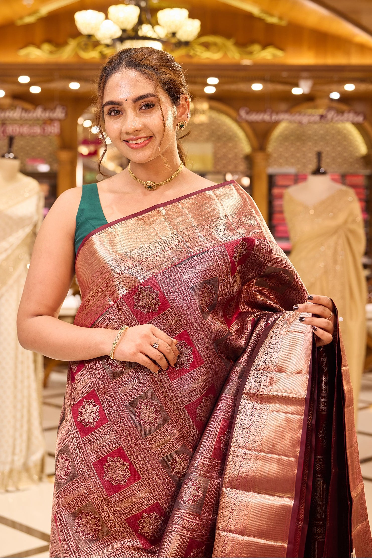 Wine Maroon Colour Kancheepuram Samudrika Silk Saree with geometric box motif pattern, antique jari shimmer Meena Kari weaving, and traditional antique copper border. Paired with matching blouse piece.