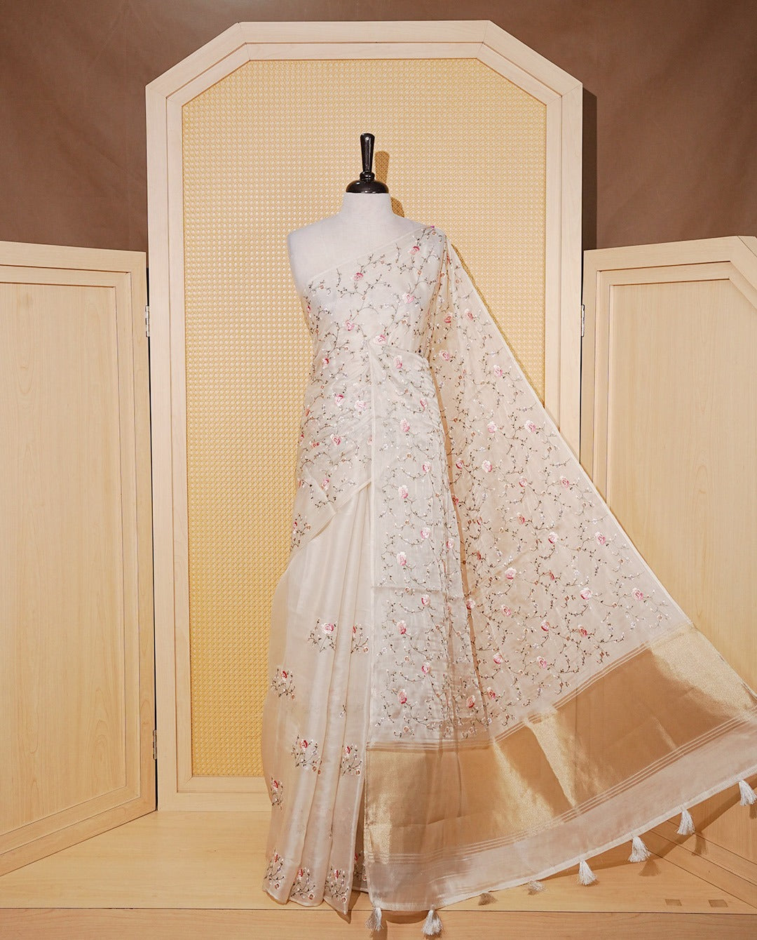 Cream colour Organza saree featuring Floral thread motif on body & floral kodi patterned on one side border and gold kasavu Pallu.