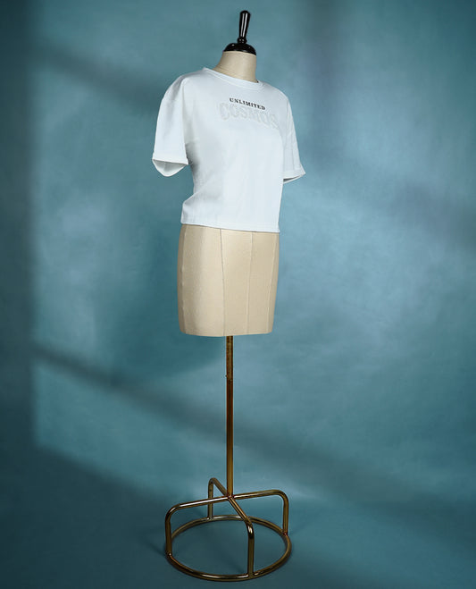 White round neck T shirt with short sleeves, designed in a clean and minimal style for a versatile everyday look
