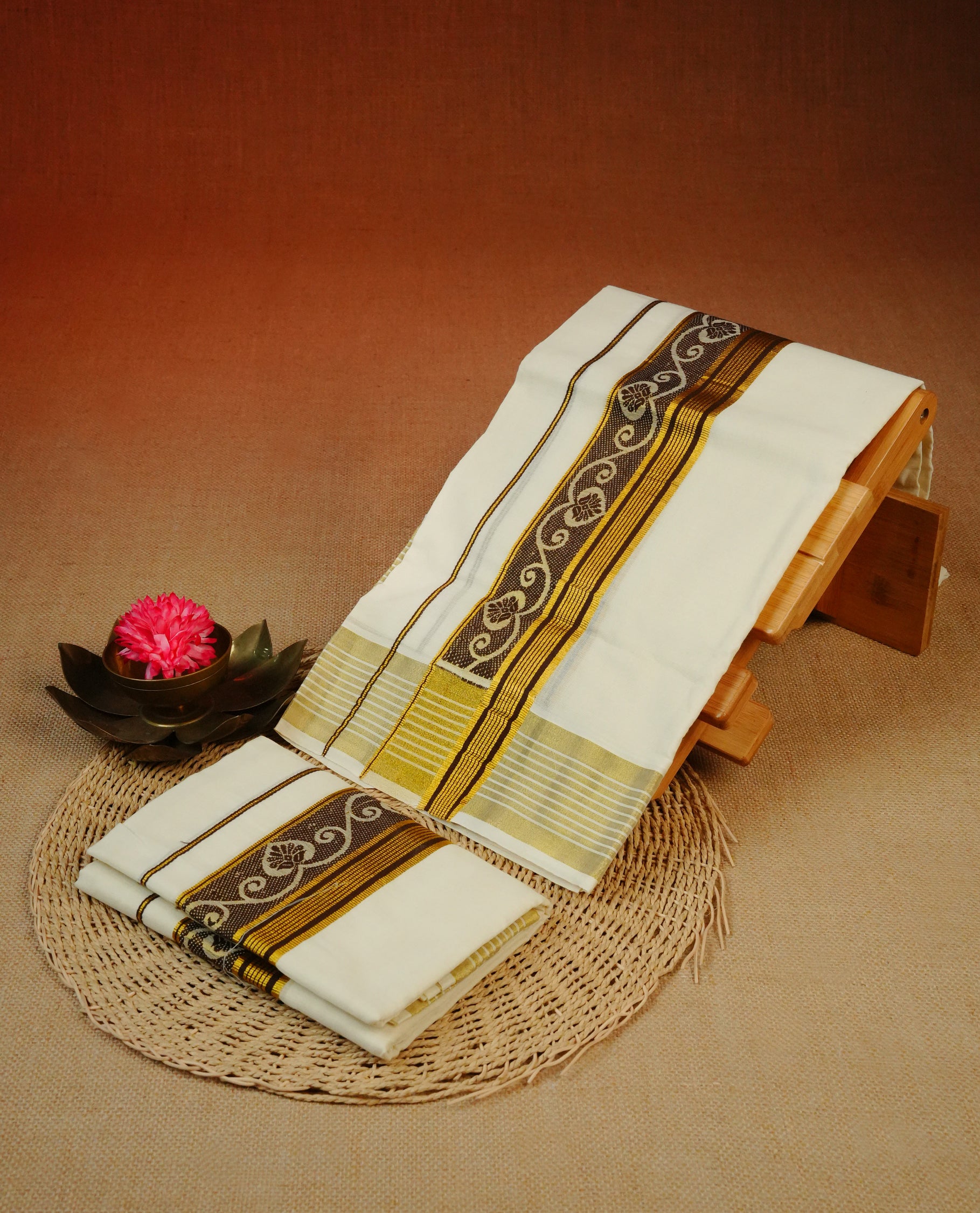 Cream colour Cotton set mundu With Plain body, enhance gold zari with Chocolate Colour pattern kara.