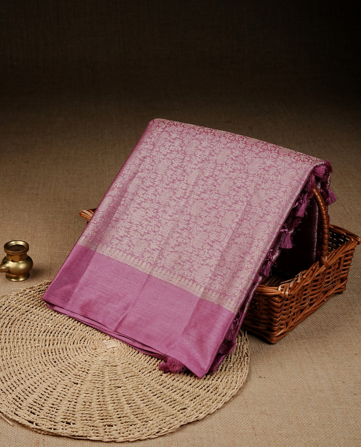 Pastel pink Colour banaras saree featuring Light gold zari Floral kodi pattern on body, complemented by borderless finish, comes with matching blouse piece.