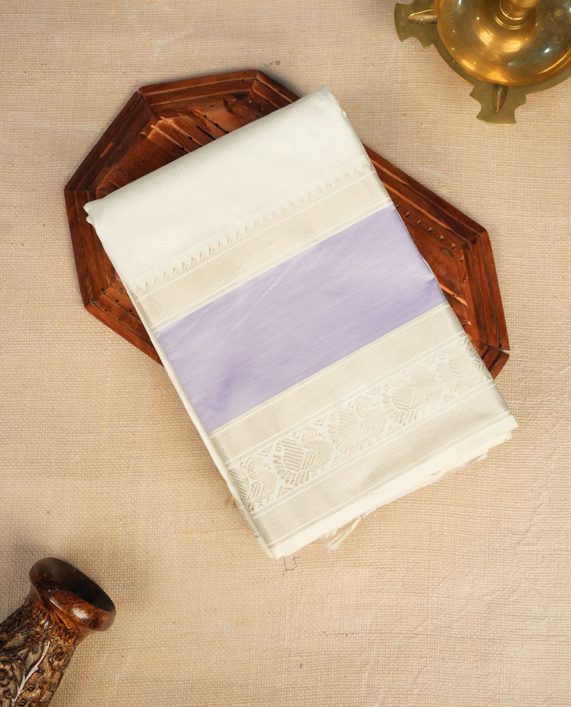 Off-White Colour Mangalagiri Cotton Saree Featuring  A Plain Body , Complemented By A Lavender Colour With Light Gold Zari Border & Contrast Colour Pallu, Paired with Matching Blouse Piece.