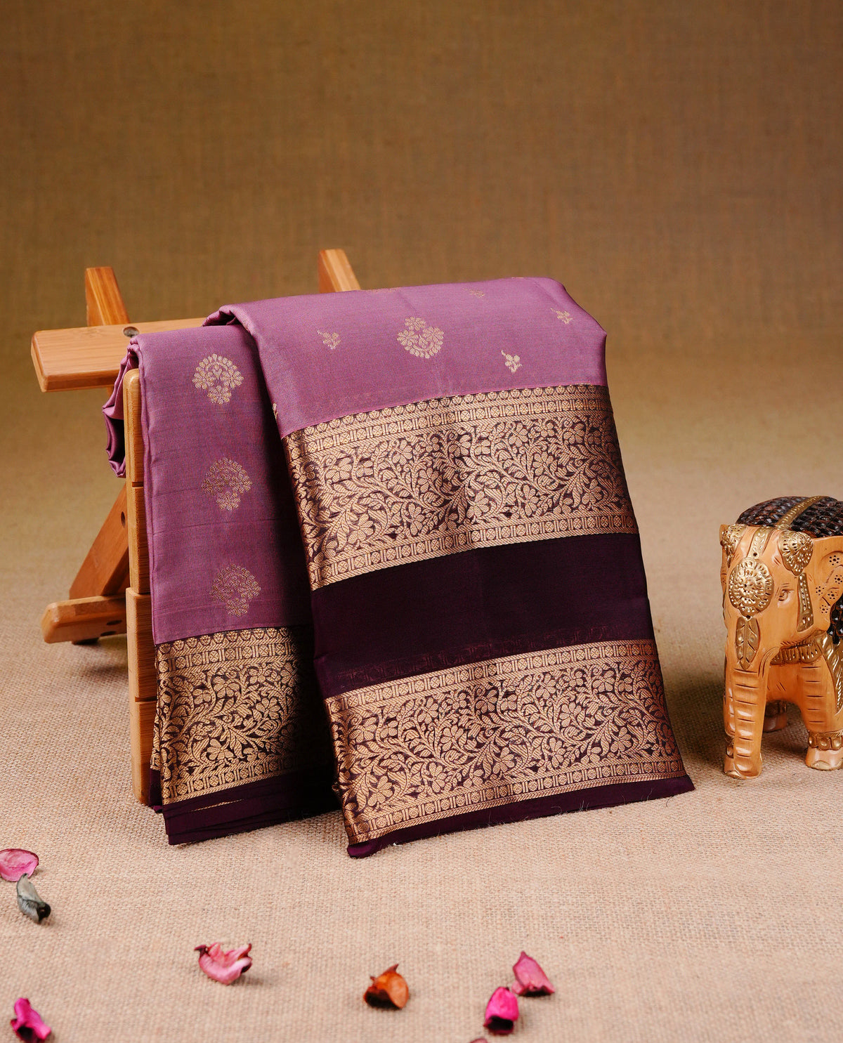 Onion pink colour Traditional Kancheepuram Silk Saree with Elegant Gold Zari Buttas on the Body, Enhanced with a Contrast Wine Colour  with Gold Zari Border and Rich Pallu, Paired with a Matching Blouse Piece.