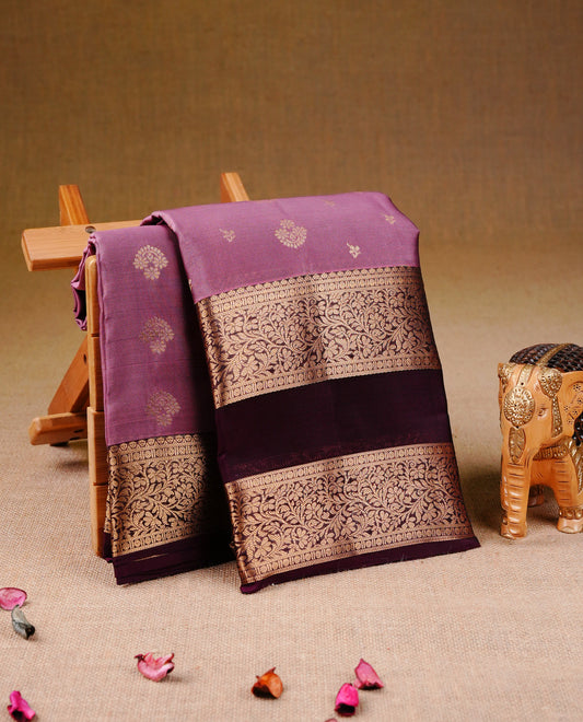 Onion pink colour Traditional Kancheepuram Silk Saree with Elegant Gold Zari Buttas on the Body, Enhanced with a Contrast Wine Colour  with Gold Zari Border and Rich Pallu, Paired with a Matching Blouse Piece.