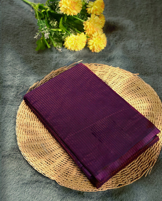 Grape colour silk cotton saree featuring with full of delicate vertical copper zari lines on the body & rich green colour pallu, Crafted without a border for a classy touch, Comes with a matching blouse for a perfectly coordinated look.