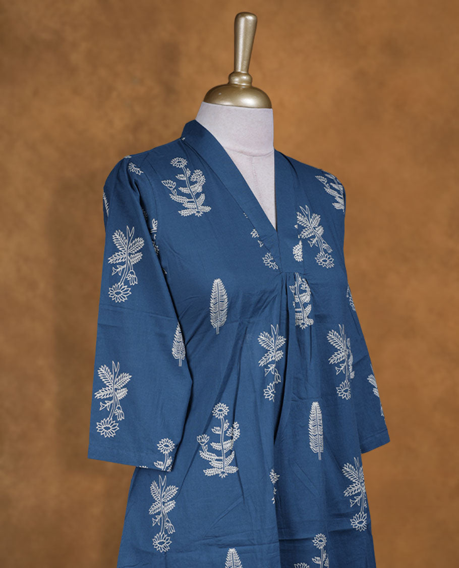 Teal colour coord set with styled with a collar V  neckline & sleeve,floral print pattern on body, knee length design .