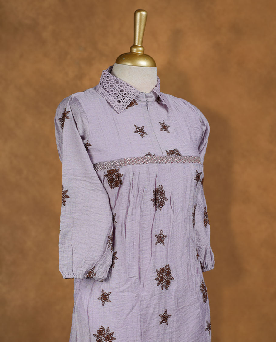 Dusty lavender embroidered nightwear kurti with crochet-detailed shirt collar, floral and star motifs, front yoke gathers, and three-quarter sleeves with elasticated hem.