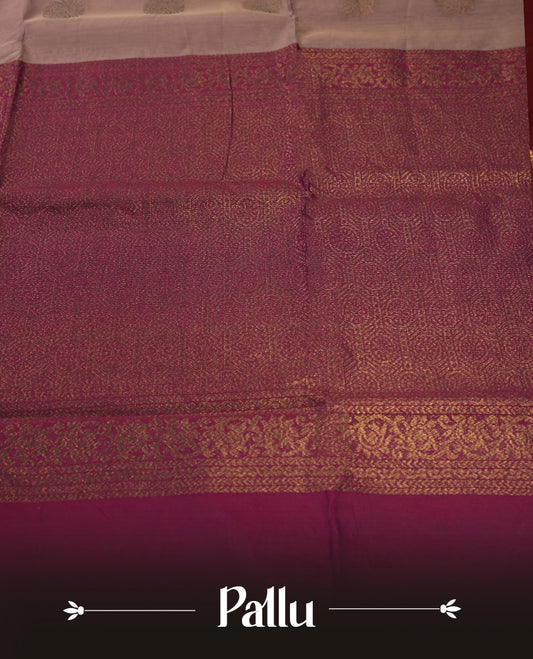 Deep mauve colour soft silk cotton saree adorned with copper zari motifs and a shimmering copper zari border, Enhanced by a beautifully rich grape colour woven pallu & Comes with a matching blouse piece for a complete look.