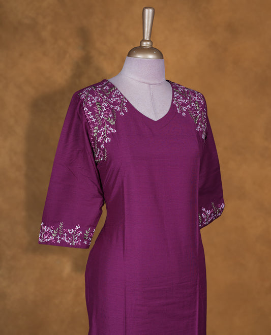 Magenta colour kurti by Talisha with V neckline, delicate floral embroidery on the shoulders and sleeve cuffs, straight calf‑length silhouette, and elbow‑length sleeves.