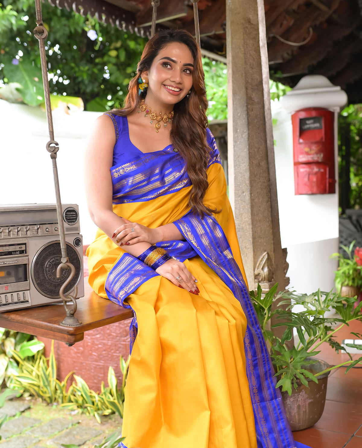 Mustard colour Traditional kancheepuram silk saree,Gold zari chakram motifs on body, contrast Navy blue colour with Gold zari Patterned strip border, comes with matching blouse piece.