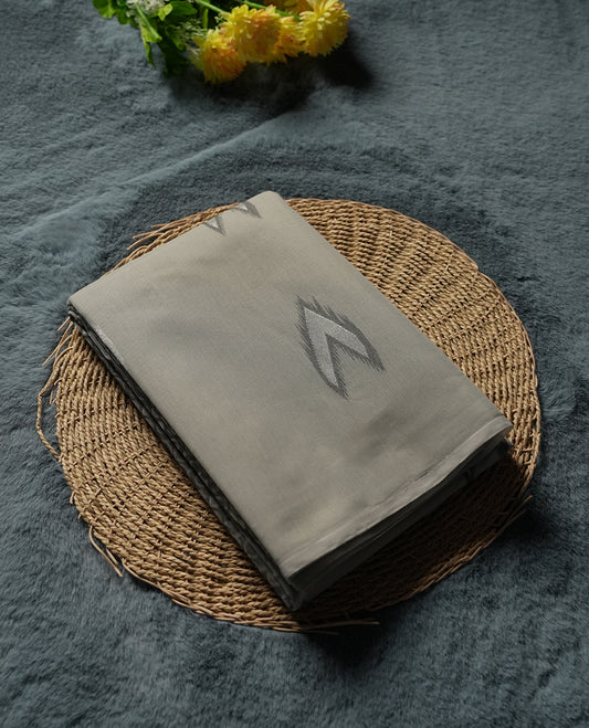 Ash Grey colour Silk Cotton Saree with Minimal Ikat Arrow Motifs Scattered on the Body, Textured Silver-Grey Geometric Pallu, Plain Matching Blouse Piece, and Clean Self-Edged Borders