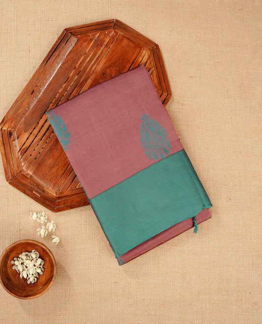 Dusty onion colour silk cotton saree featuring aqua green colour thread motifs on body thread detiled contrast borders & pallu, comes with matching blouse piece
