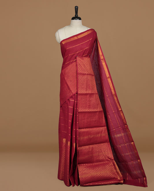 Maroon colour Sungudi cotton saree featuring Gold zari Stripes on body, Gold Small check zari on Self colour border, paired with matching blouse piece.