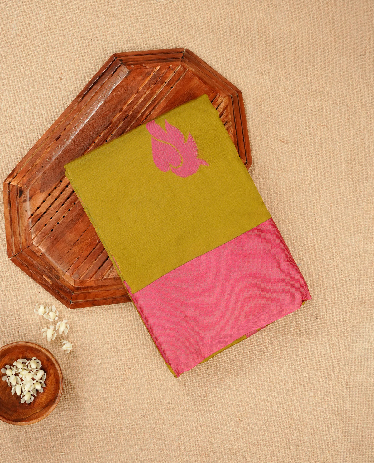 Olive green colour silk cotton saree featuring greenish pink colour thread motifs on body thread detiled contrast borders & pallu,comes with matching blouse piece