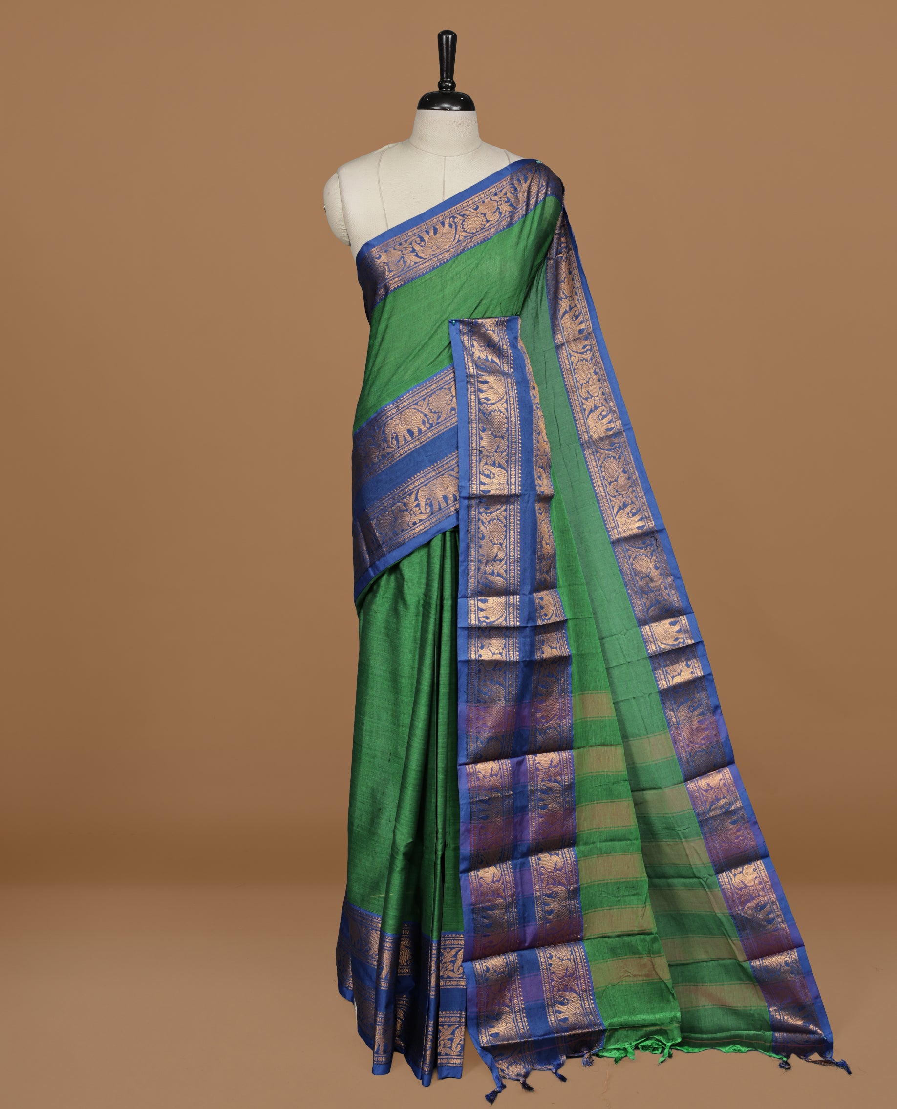 Green colour Sungudi cotton saree Featuring Elegant plain Body, complemented by Contrast Blue colour with cream zari border, paired with matching blouse piece.