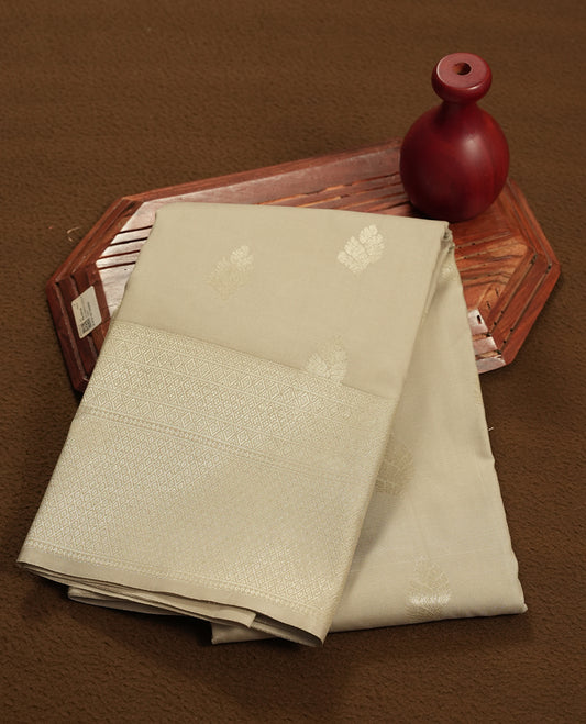 Agreeable gray colour semi soft silk saree featuring a gold Leaf textured patterned body, complemented by gold traditional tiny diamond pattern pallu & border and a matching blouse piece.