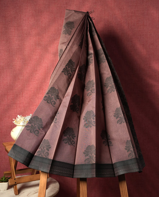 Mauve colour silk cotton saree featuring elegant floral zari motifs on the body, complemented by a rich contrast dark border and pallu with traditional woven detailing & Comes with a matching blouse piece.