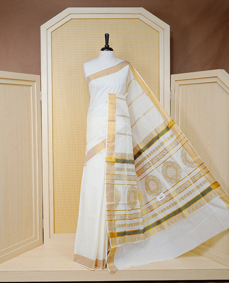 Cream Colour Cotton Kerala Saree Featuring an Elegant Plain Body, a Classy Gold Zari Border, and a Traditional Gold Zari Pallu with Brown Accents, Paired with a Matching Blouse Piece.