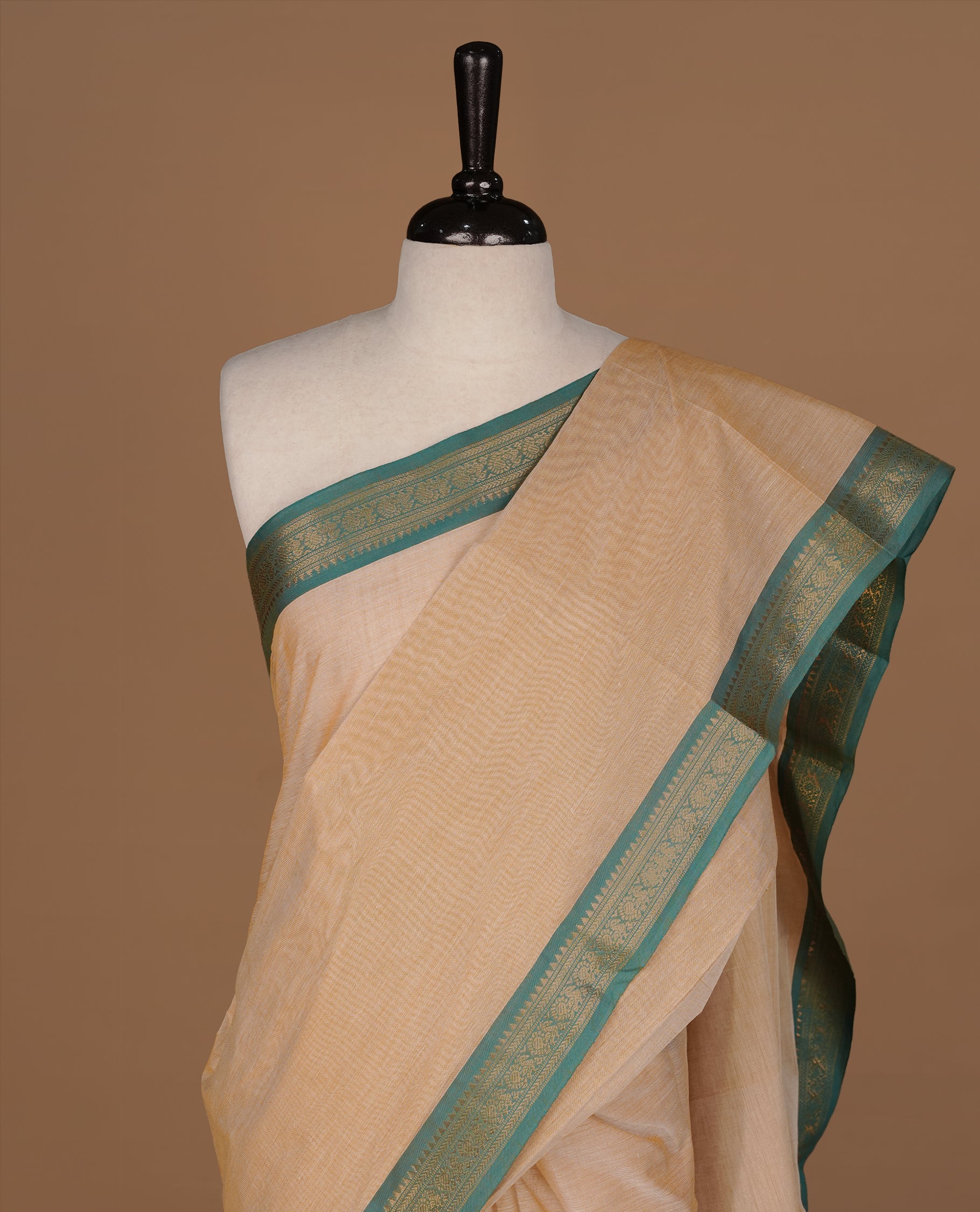 Peachy cream Colour Chettinad cotton saree featuring elegant plain body , complemented by contrast Green colour with simple traditional border, comes with matching blouse piece.